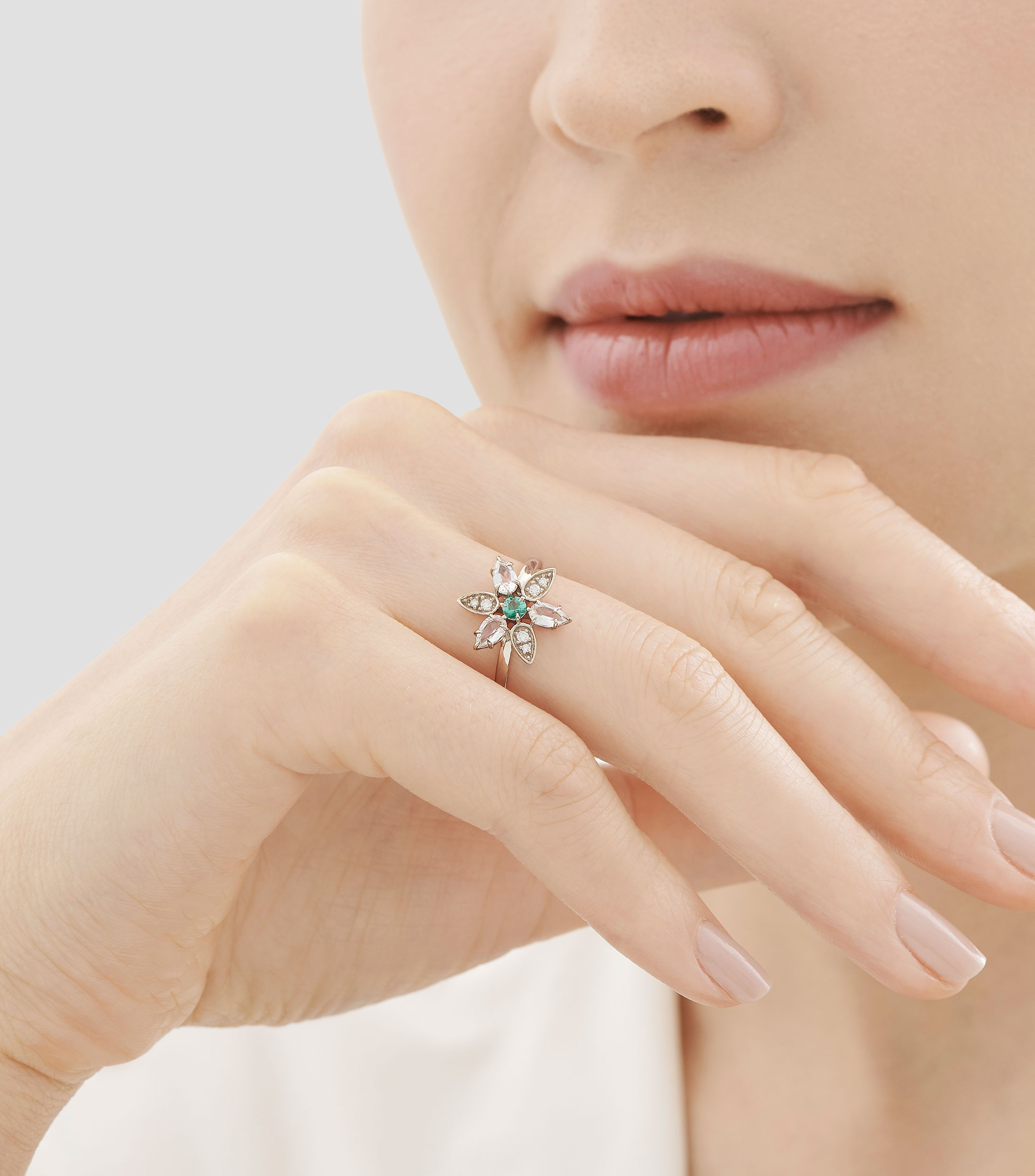 Anillo con Incrustaciones en Oro de 18 Kilates Mujer